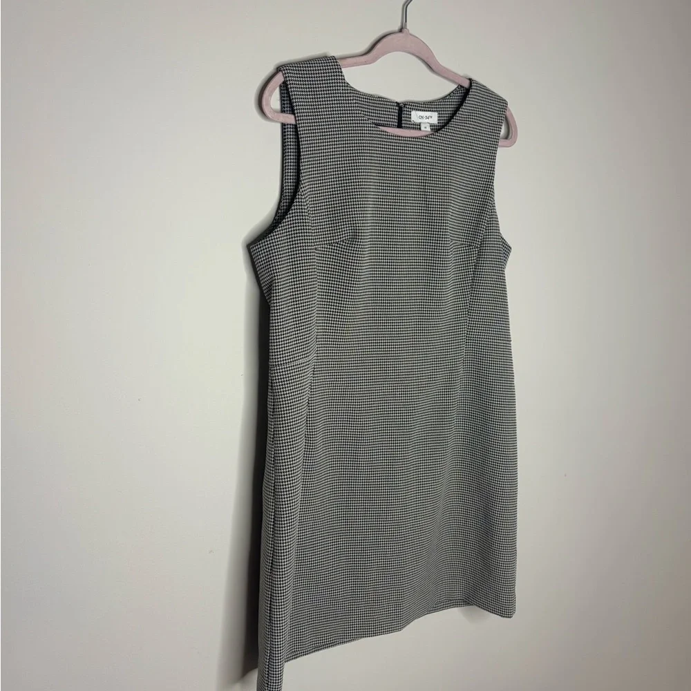 Macy’s ON 34th Sleeveless Black and Cream Houndstooth Mini Shift Dress - Picture 4 of 8